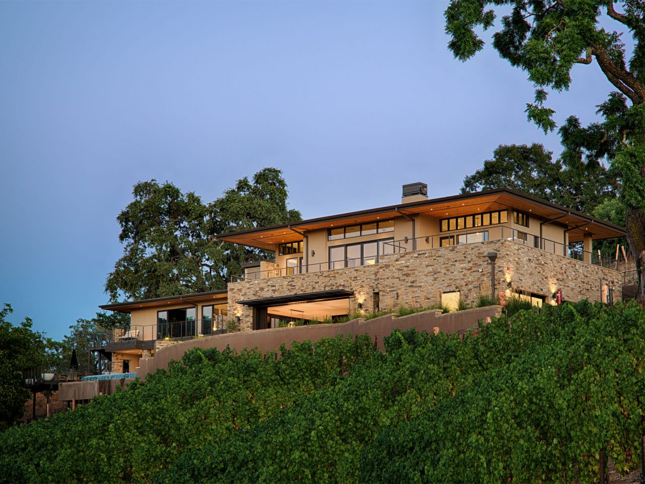 Oakville hillside residence placed in vineyards